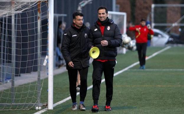 Mori camina junto al preparador físico Alberto García. 