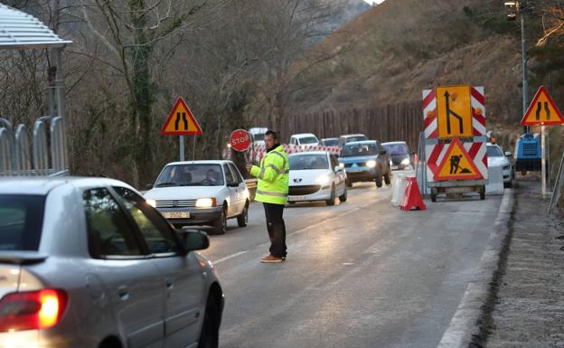 Tramo de la carretera afectado por las obras de reparación del argayo.