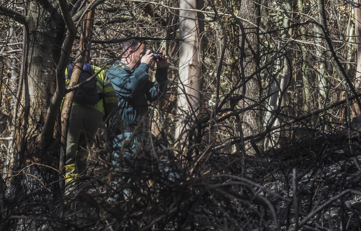 Una brigada de investigación de incendios y la Guardia Civil tratan de esclarecer el origen del fuego de Ramales