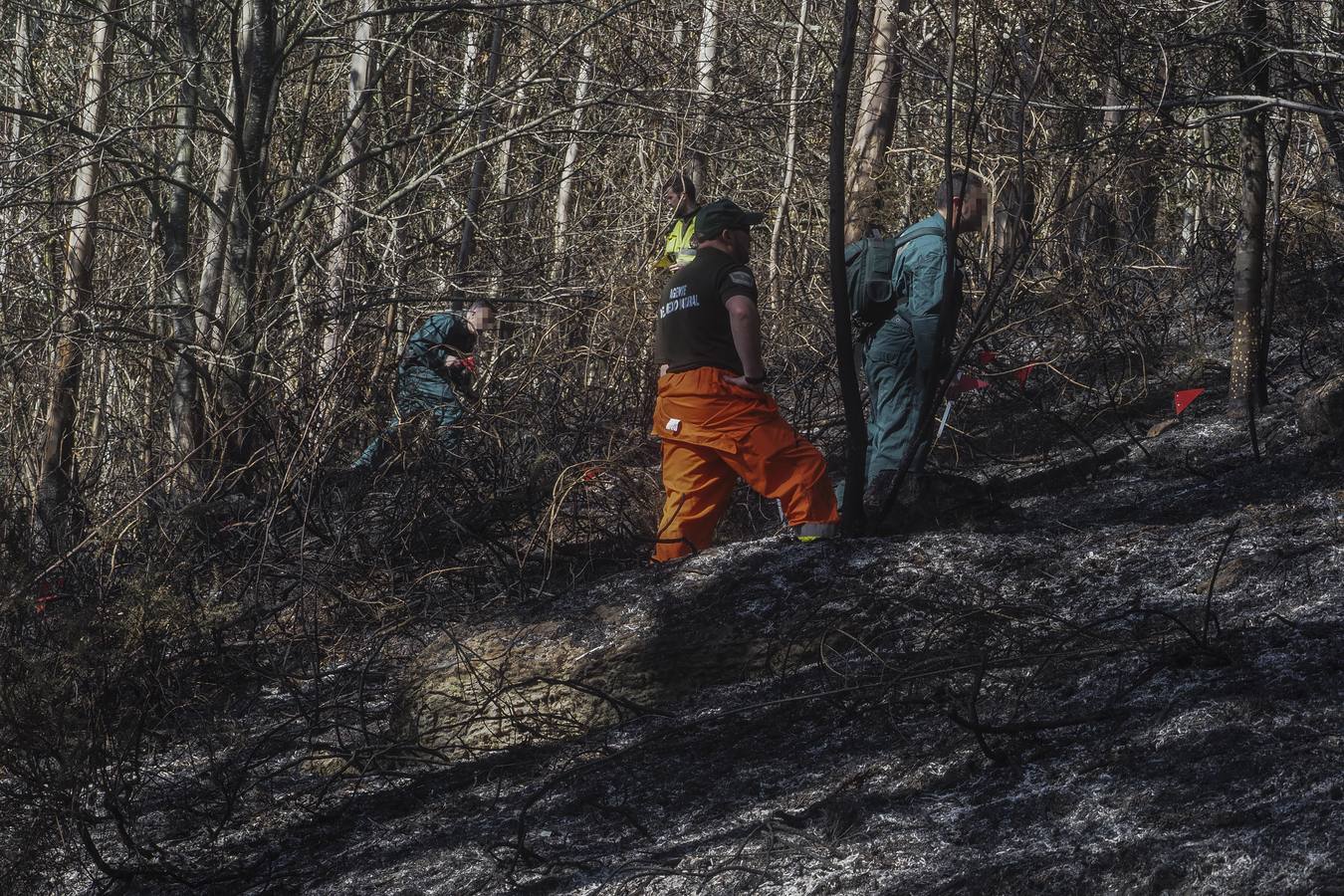 Una brigada de investigación de incendios y la Guardia Civil tratan de esclarecer el origen del fuego de Ramales