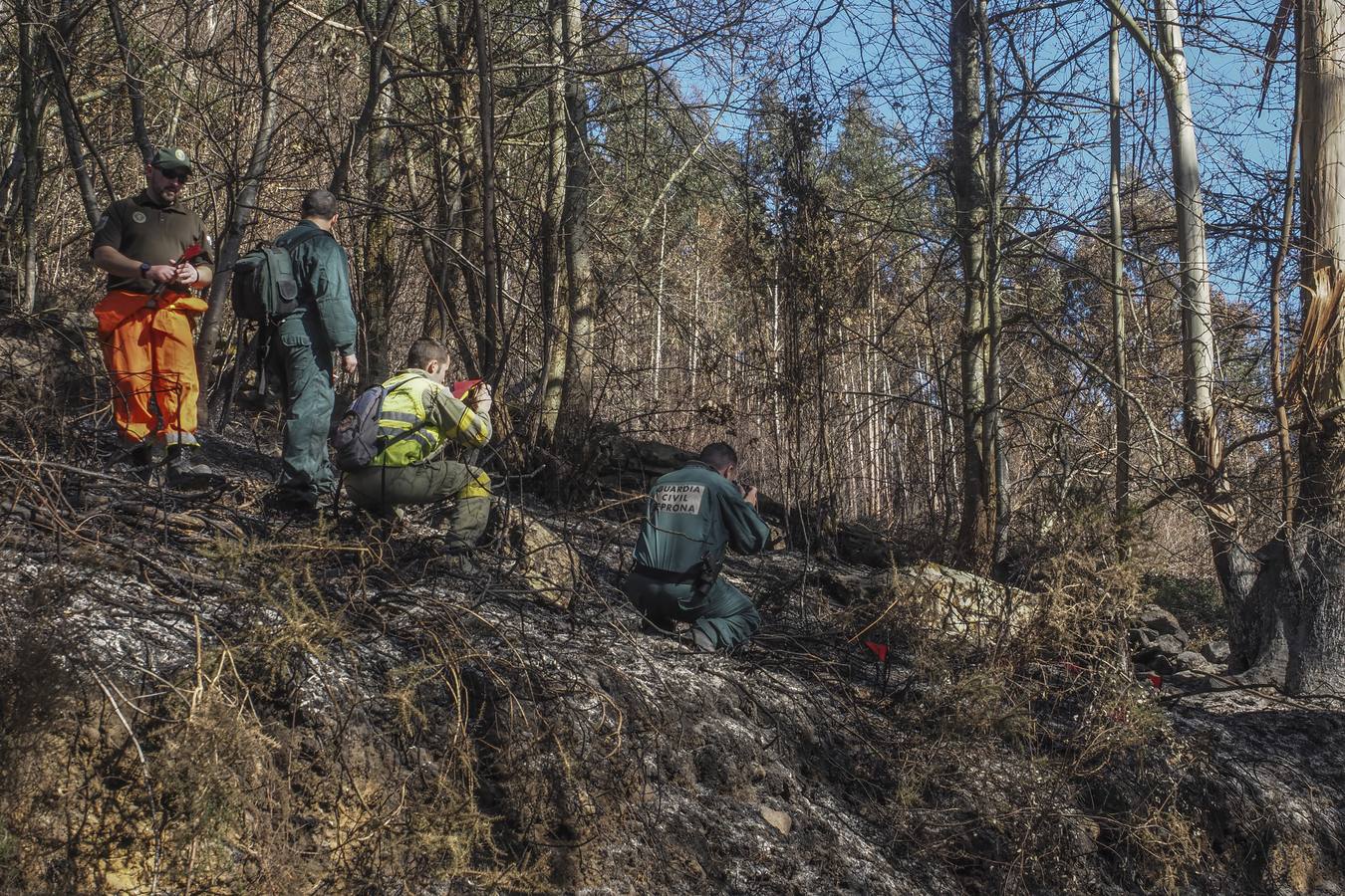 Una brigada de investigación de incendios y la Guardia Civil tratan de esclarecer el origen del fuego de Ramales