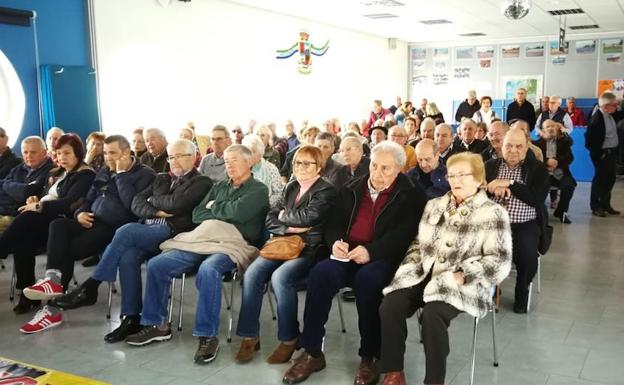 Afectados por los derribos, en una de sus reuniones.