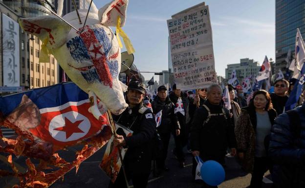 Protesta en Seúl contra la cumbre entre Trump y Kim Jong-un