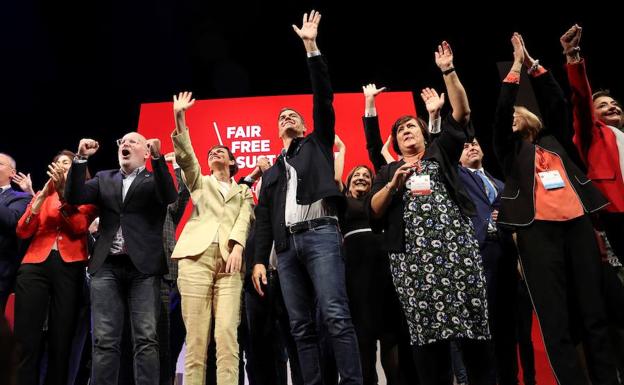 El secretario general del PSOE y presidente del Gobierno, Pedro Sánchez con varios líderes de partidos socialistas europeos.