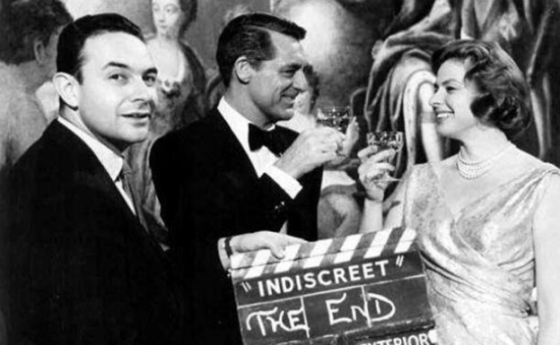 Imagen principal - Stanley Donen en el rodaje de 'Indiscreta' con Cary Grant e Ingrid Bergman, dirigiendo a Albert Finney y Audrey Hepburn en 'Dos en la carretera' y bailando con el Oscar honorífico que recibió en 1998.