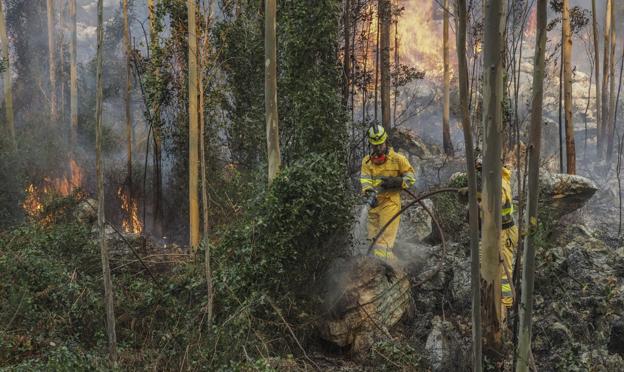 Dos bomberos se enfrentan a las llamas en uno de los incendios que tuvo lugar en la región durante la pasada semana. 