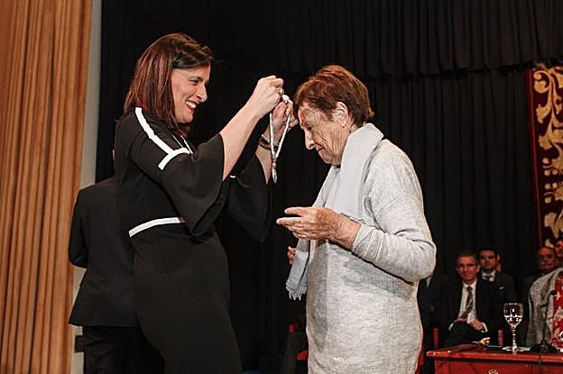 Gema Igual le entregó la Medalla de Plata de Santander a la pintora Gloria Torner. 