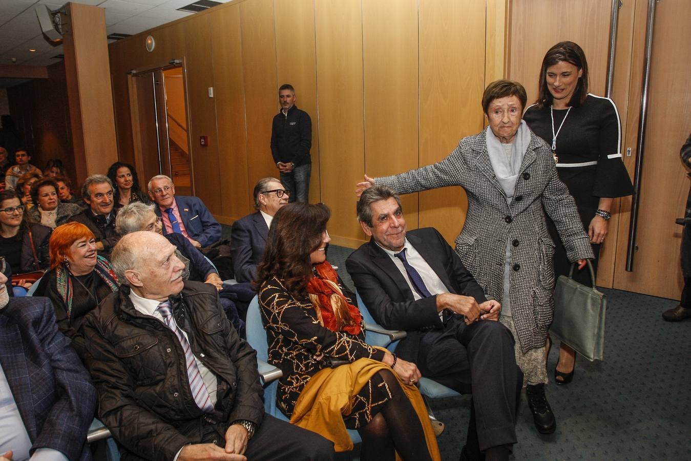 Gloria Torner recibió ayer la Medalla de Plata de Santander durante un acto en el que, con un gran sentido del humor y espontaneidad, recordó su trayectoria