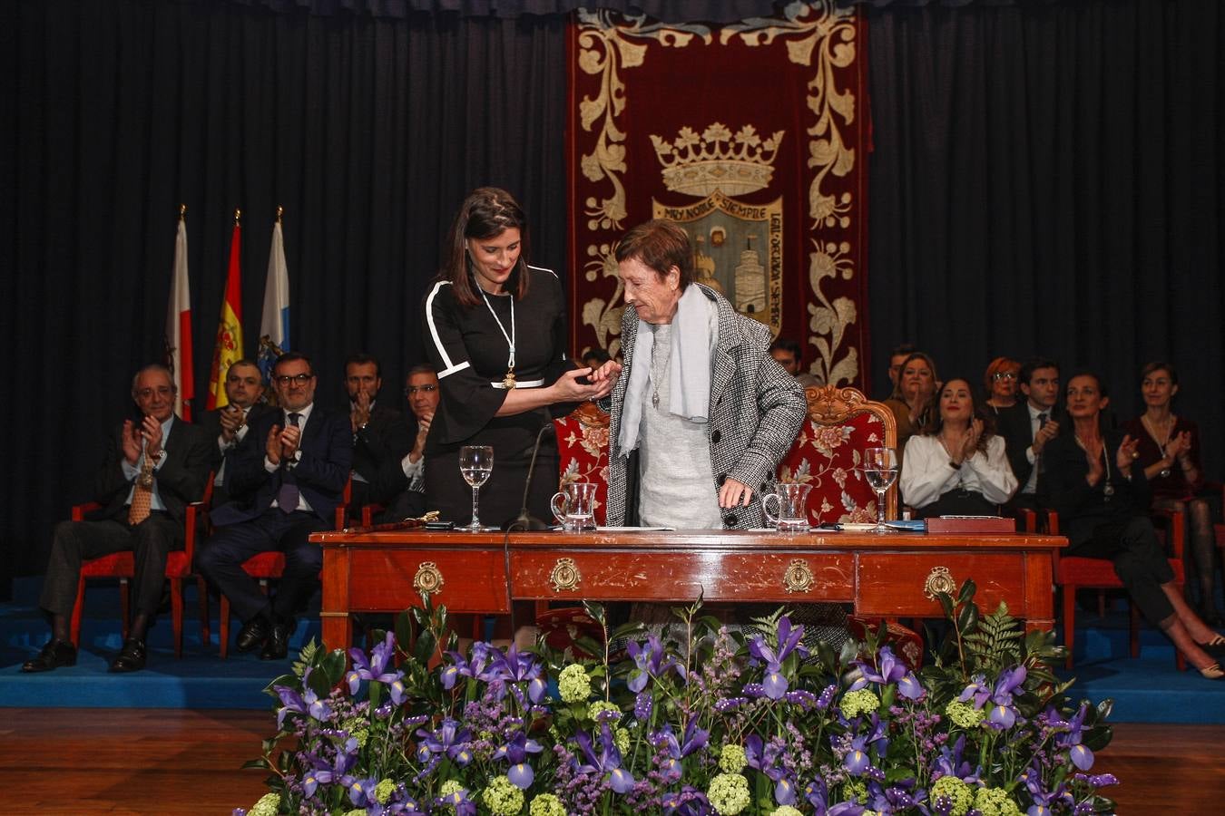 Gloria Torner recibió ayer la Medalla de Plata de Santander durante un acto en el que, con un gran sentido del humor y espontaneidad, recordó su trayectoria