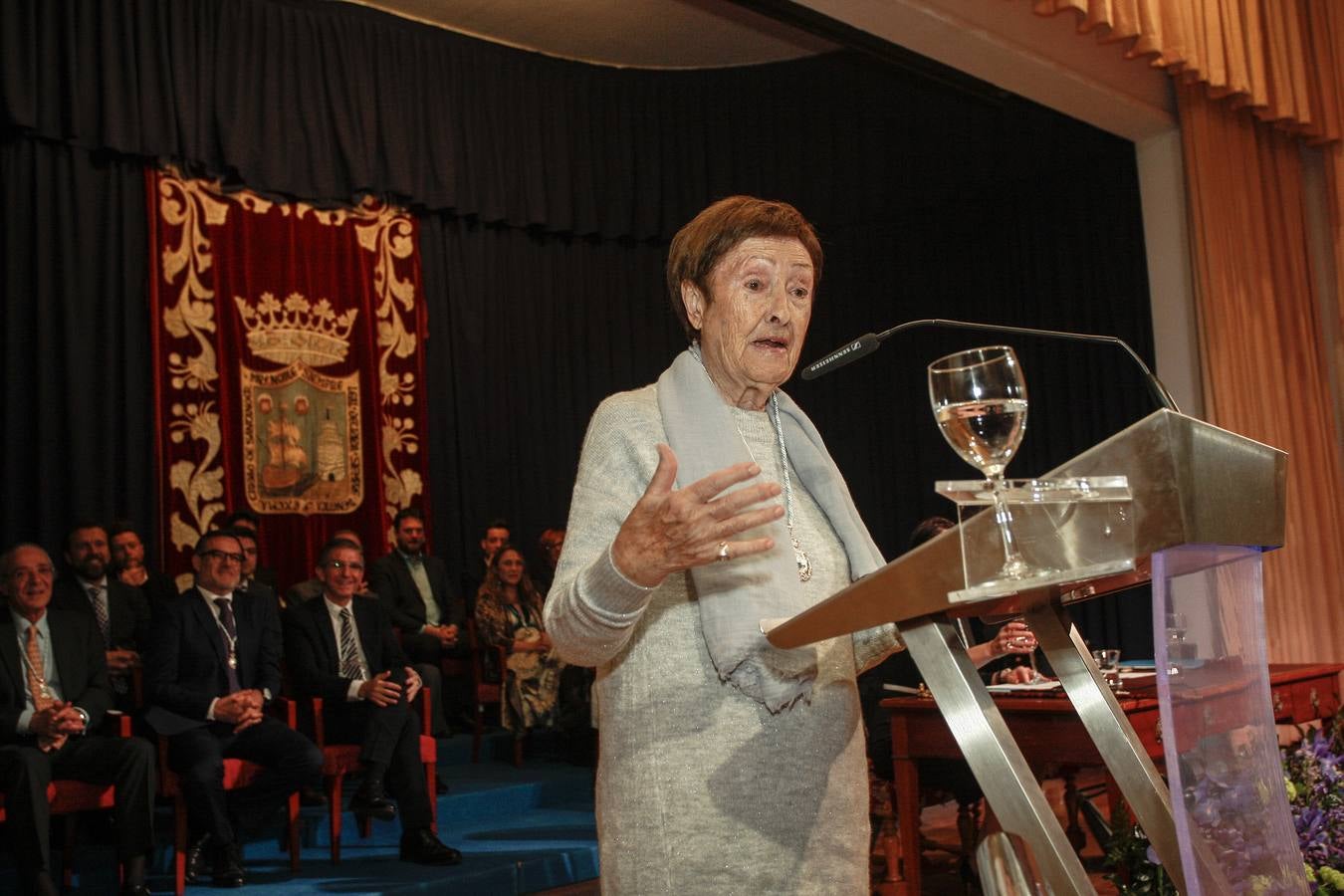 Gloria Torner recibió ayer la Medalla de Plata de Santander durante un acto en el que, con un gran sentido del humor y espontaneidad, recordó su trayectoria