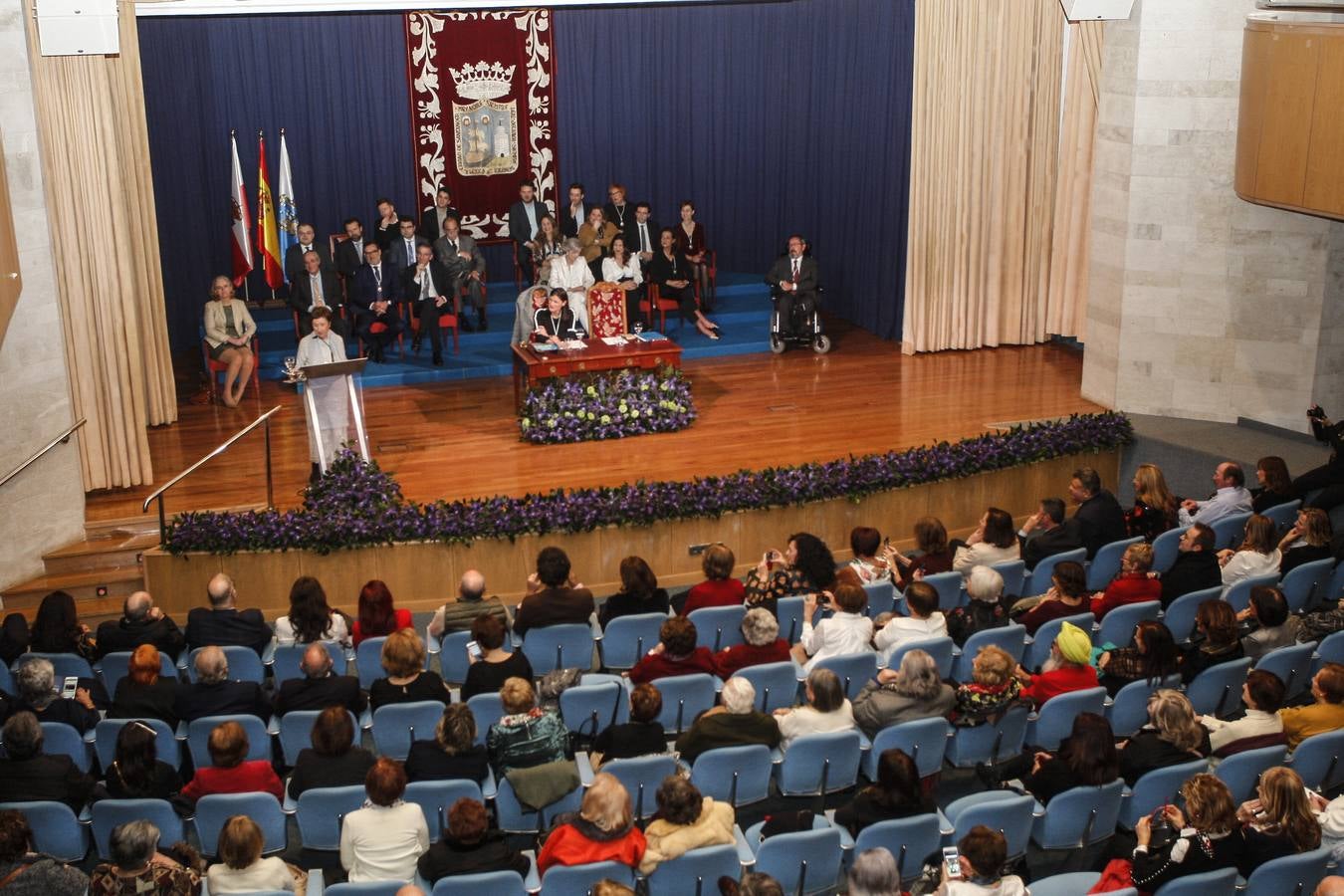 Gloria Torner recibió ayer la Medalla de Plata de Santander durante un acto en el que, con un gran sentido del humor y espontaneidad, recordó su trayectoria