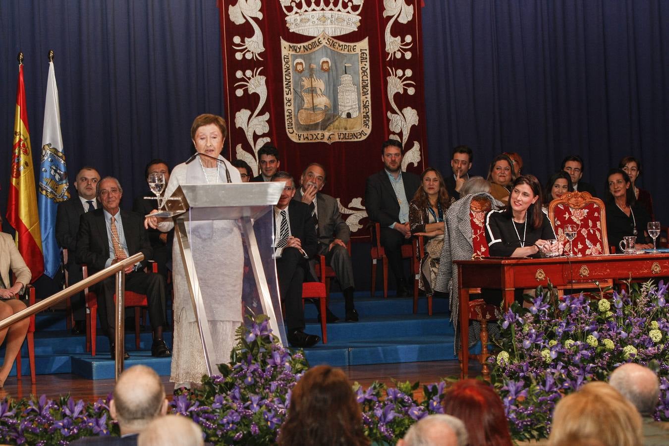 Gloria Torner recibió ayer la Medalla de Plata de Santander durante un acto en el que, con un gran sentido del humor y espontaneidad, recordó su trayectoria