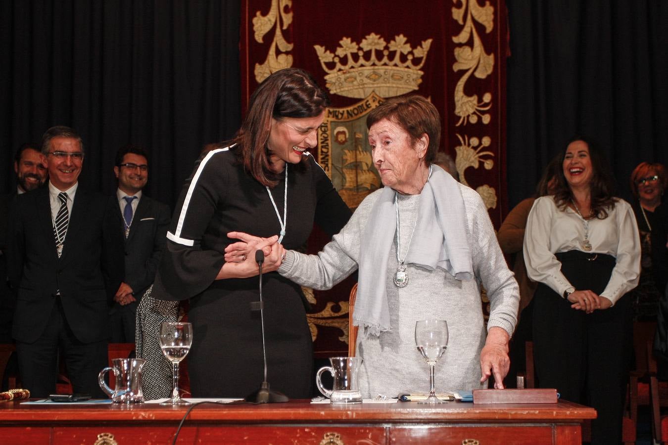 Gloria Torner recibió ayer la Medalla de Plata de Santander durante un acto en el que, con un gran sentido del humor y espontaneidad, recordó su trayectoria