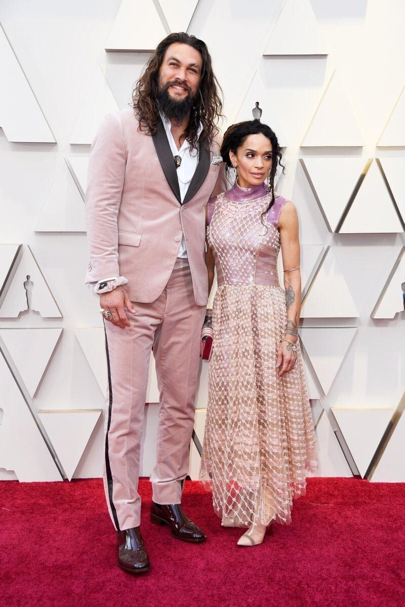 Jason Mamoa y Lisa Bonet lucieron en tonos rosas unos diseños especialmente encargados para ellos por Karl Lagerfeld. Así, rindieron un pequeño homenaje al diseñador. 