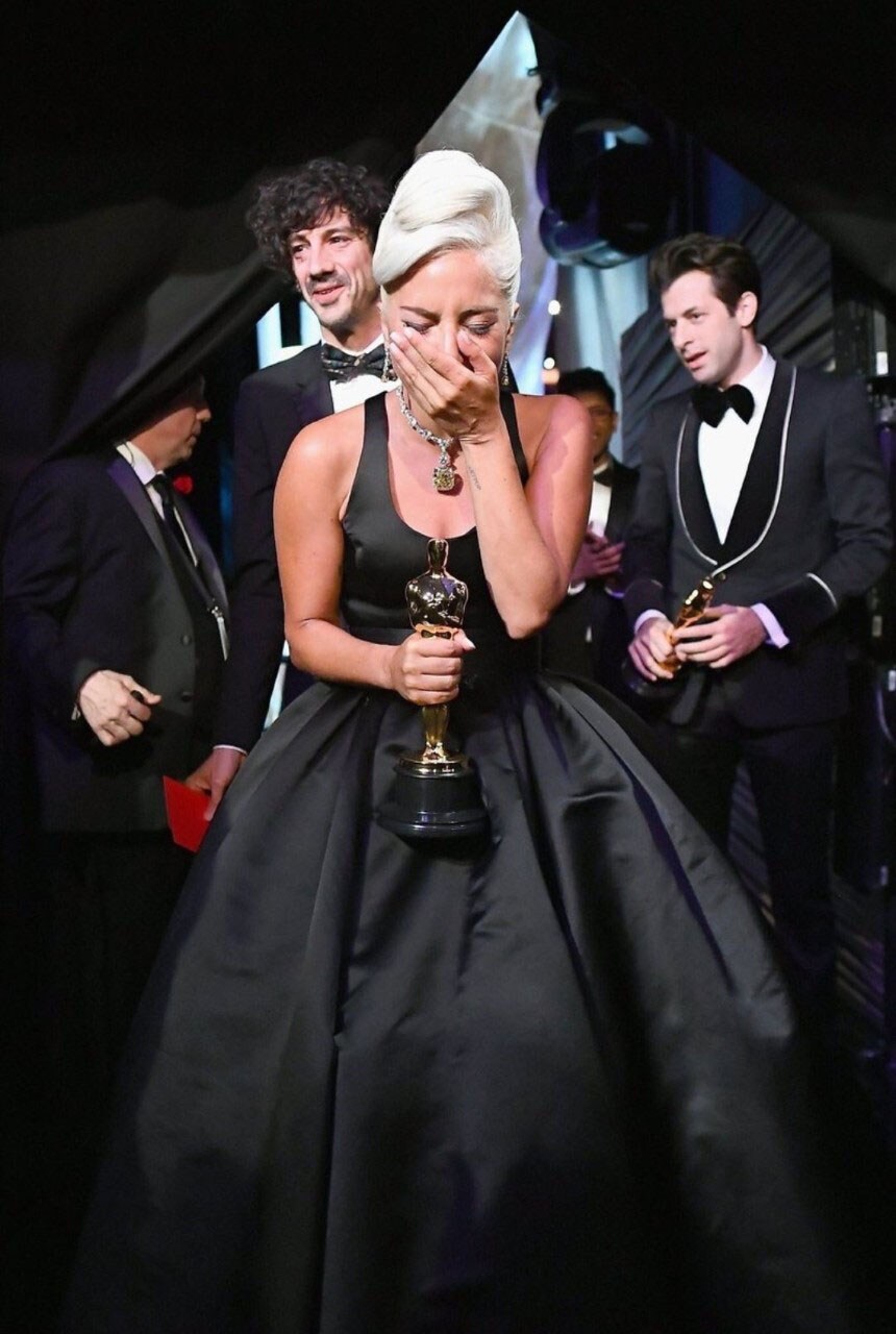Pero vayamos a su look de alfombra roja, Lady Gaga llevó un vestido negro de Alexander McQueen realizado para la ocasión, que consistía en un corset negro dos volúmenes en la cadera y una falda larga negra. 