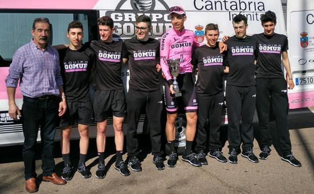 Los corredores del Gomur junto al director Alejandro González y al mecánico del equipo.