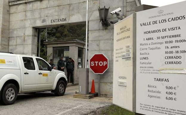 Los peritos del Instituto Torroja de Ciencias de la Construcción, perteneciente al Centro Superior de Investigaciones Científicas (CSIC), a la entrada de el Valle de los Caídos. 