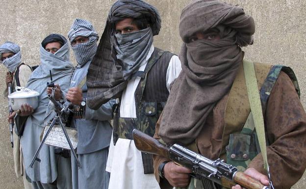 Guerrilleros talibanes empuñan sus armas en una base secreta de Afganistán. 