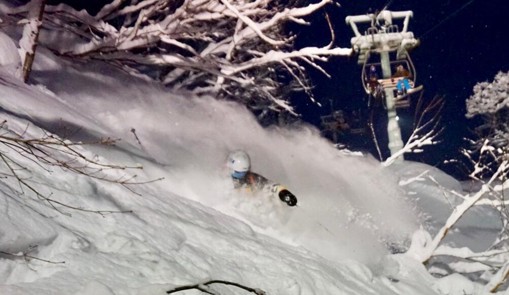 Pepín Román, en plena bajada por la nieve polvo en Japón.