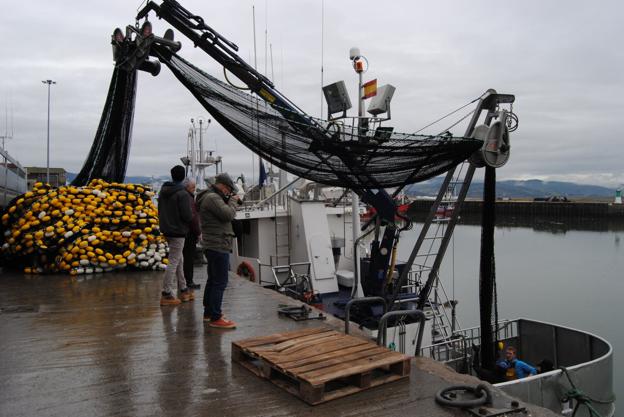 Las embarcaciones se preparan en el puerto de Santoña para salir a la costera del verdel en las proximas semanas. :: A. C. 