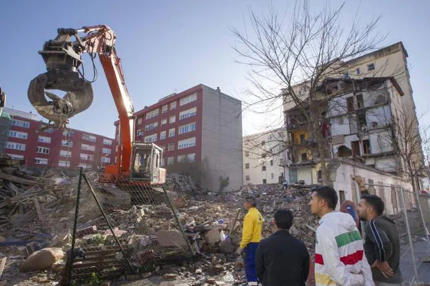 Los trabajos para derribar los edificios correspondientes a los números 89 y 91 de la calle Alta se iniciaron el viernes. :