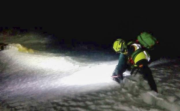 Un miembro del Greim, durante el rescate del esquiador fallecido en Picos de Europa. 