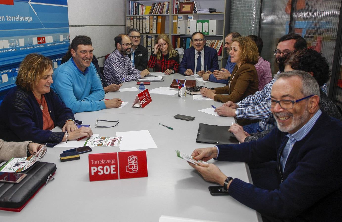 Miembros de la Ejecutiva local del PSOE durante la reunión del lunes. 