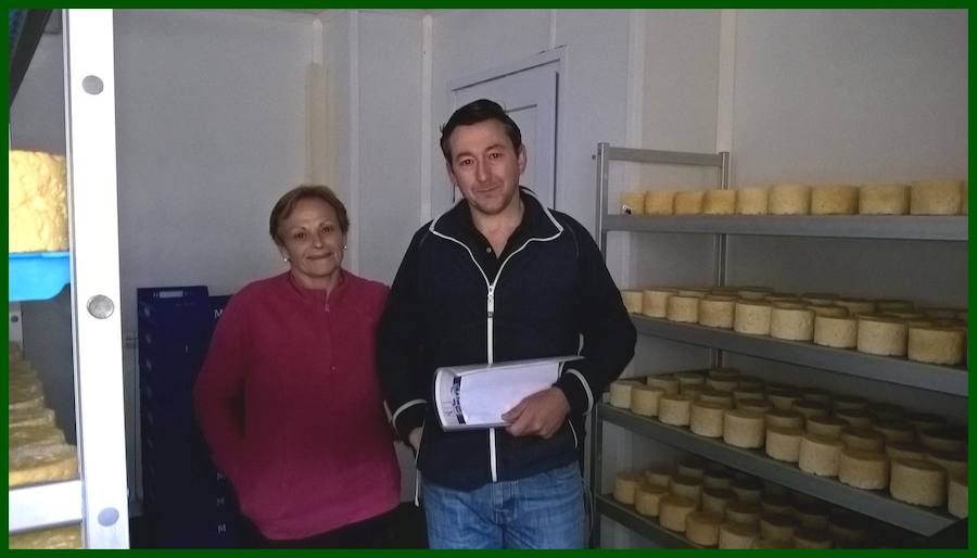 A la derecha, Roberto López, de la quesería Andara de Lon (Camaleño).