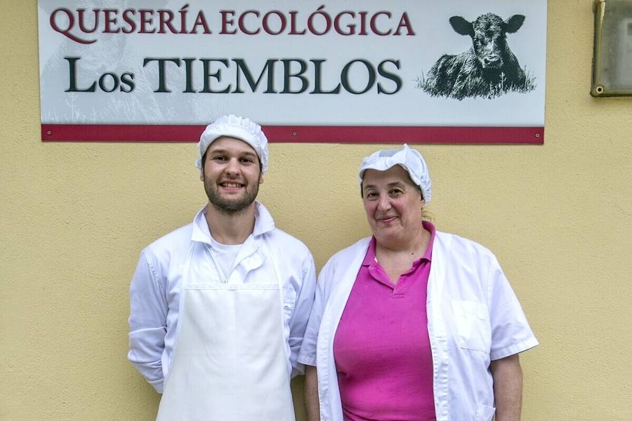A la izquierda, Víctor Gómez Fernández, de la quesería Los Tiemblos de San Pedro del Romeral.