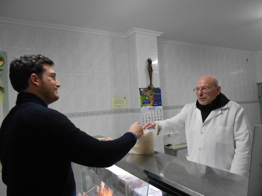 Los frailes de la Abadía Cisterciense de Viaceli atienden la quesería Trapa, en Cóbreces.