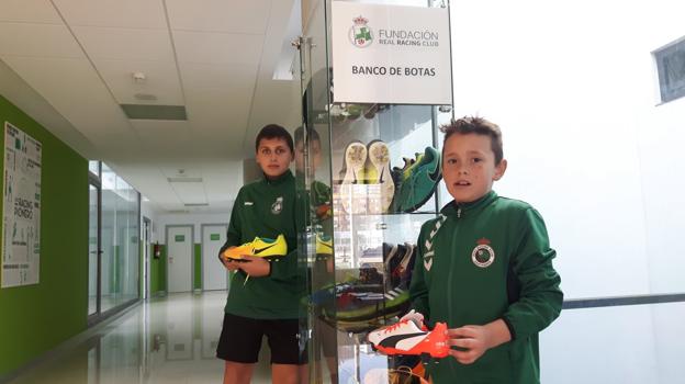 Los niños de la Academia, junto a algunas de las botas que buscan dueño. 