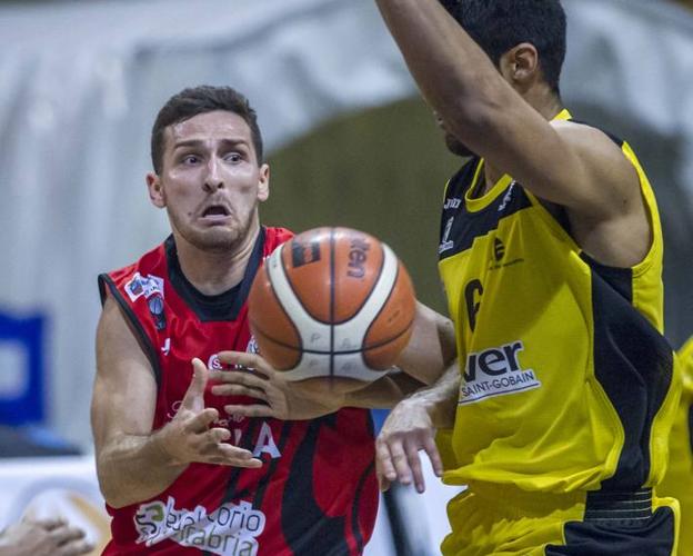 Sutina pugna por el balón ayer ante el Isover.