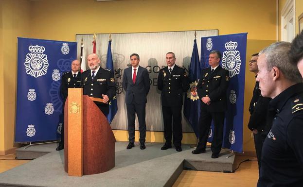 Imagen principal - Rueda de prensa ofrecida esta mañana y otras dos imágenes de objetos intervenidos a los detenidos.