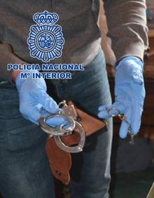 Imagen secundaria 2 - Rueda de prensa ofrecida esta mañana y otras dos imágenes de objetos intervenidos a los detenidos.