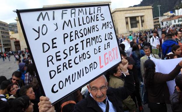 Un hombre sostiene una pancarta en favor del respeto a las personas LGBTI durante una manifestación contra la homofobia. 