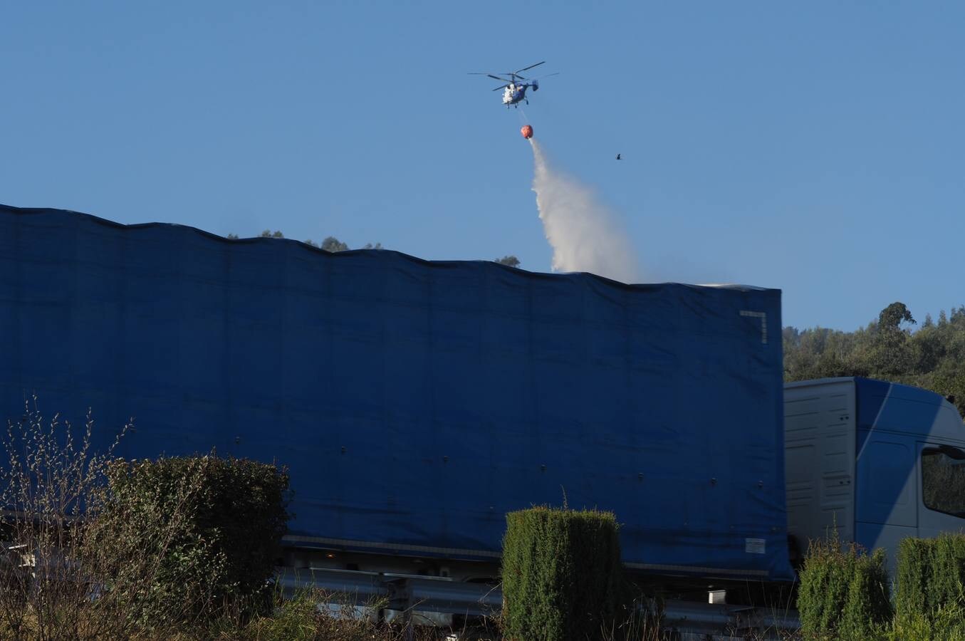 Fotos: Medios aéreos atacan el incendio de Castro Urdiales