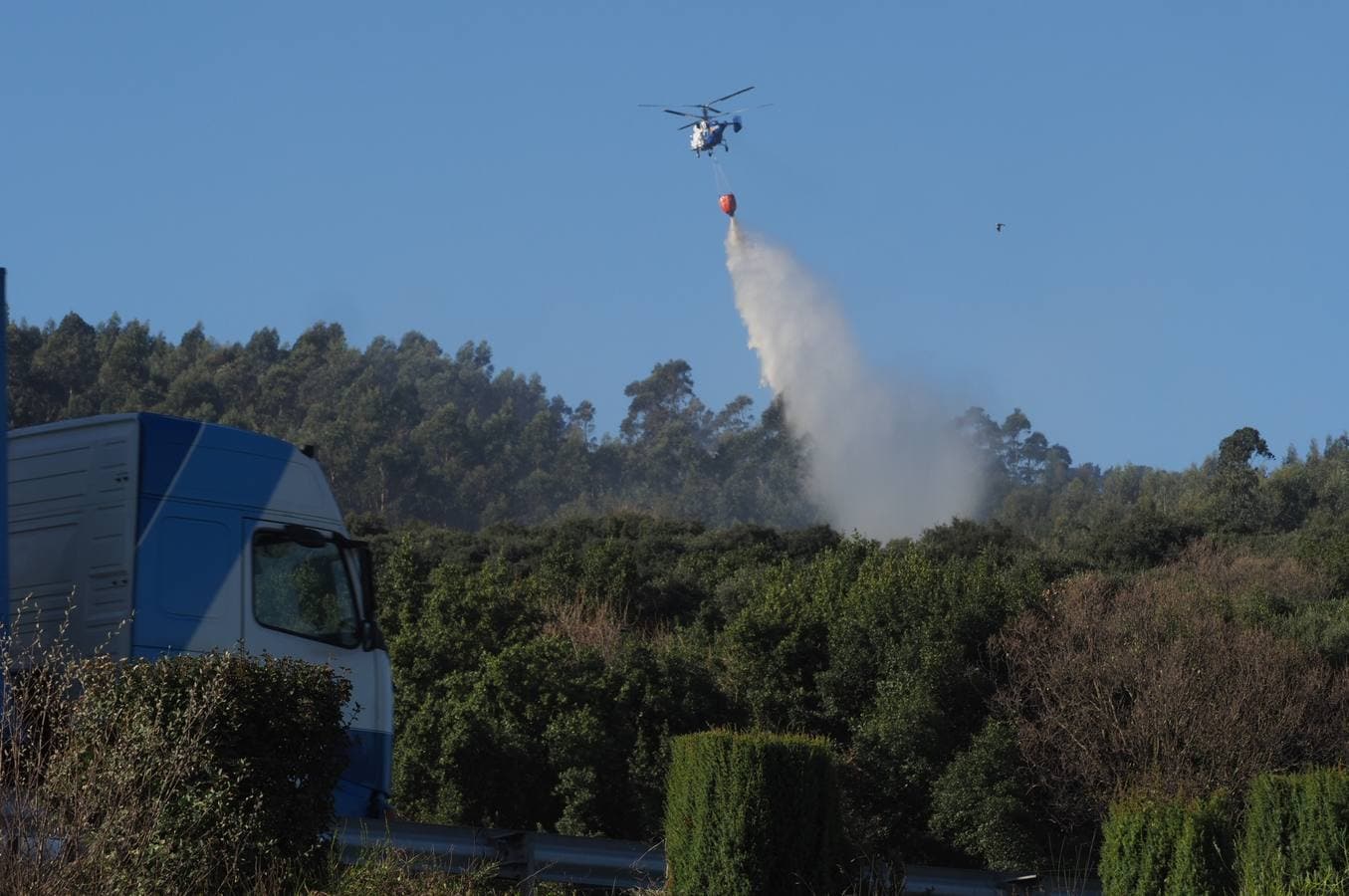 Fotos: Medios aéreos atacan el incendio de Castro Urdiales
