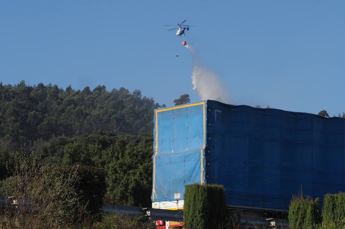 Fotos: Medios aéreos atacan el incendio de Castro Urdiales