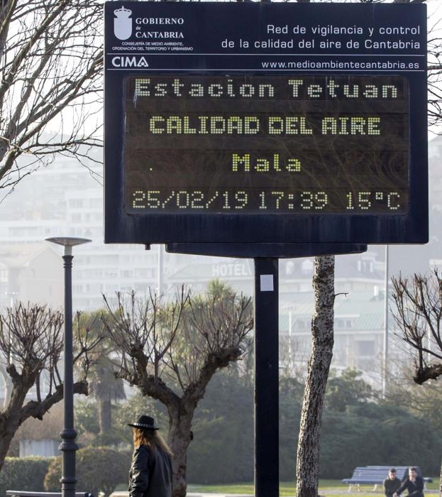 Un panel informaba el lunes de la calidad del aire de Santander. :: r. ruiz