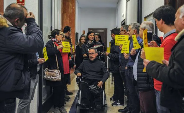 Los trabajadores del TUS protestan en el Ayuntamiento por los retrasos en su convenio