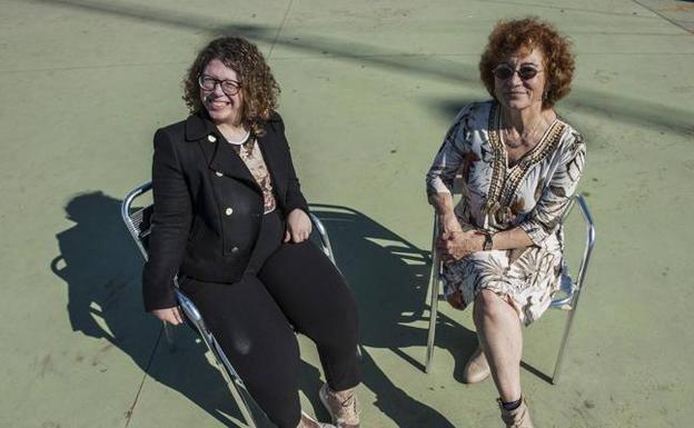 Coral Castanedo, a la izquierda, junto a su madre, Carmela Rumayor, el pasado martes en el Faro de Cabo Mayor. 