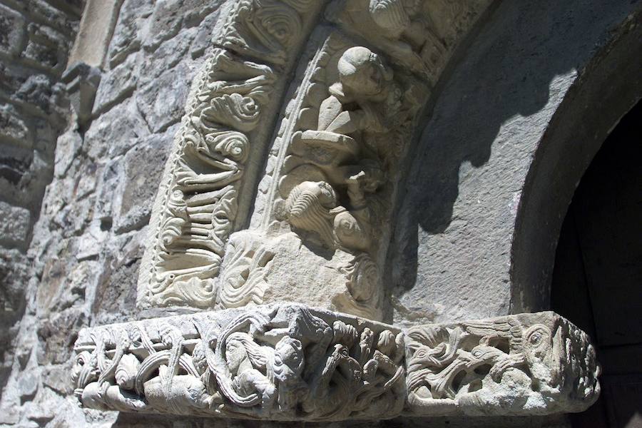 Ubicada en el municipio de Cabezón de Liébana, la iglesia de Santa María de Piasca es uno de los más notables testimonios del arte románico cántabro. Fue declarada Monumento Nacional el 4 de julio de 1930. Está formada por tres naves de las que, como es habitual, la central es la más ancha. La nave central y la de la derecha rematan sus cabeceras mediante sendos ábsides de planta circular al exterior y poligonal al interior. La nave izquierda también tuvo en su día un ábside en simetría con el del lado opuesto, pero ha desaparecido y ocupa ahora su lugar una sacristía.Tanto las bóvedas de los ábsides como las de las naves y los cruceros son nervadas y de aspecto netamente gótico, como corresponde a la época en que fueron realizadas (siglo XV)