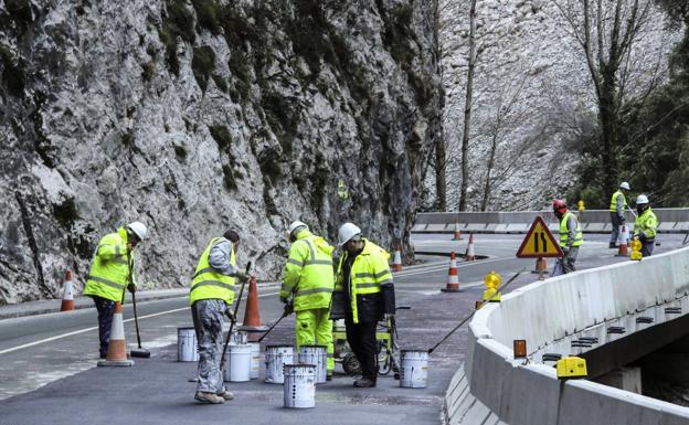 Varios operarios trabajan en las obras de rehabilitación de la carretera del desfiladero de la Hermida. :: Pedro álvarez