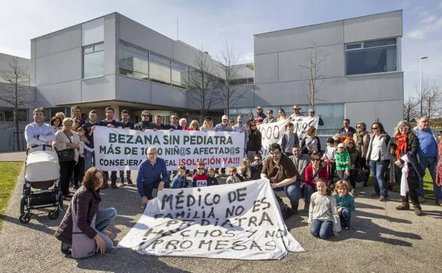 Decenas de personas protestan por la falta de pediatra en el centro de salud de Bezana