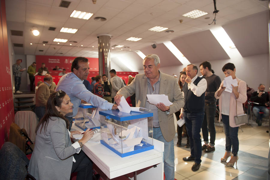 Los militantes del PSOE de Santander votan las propuestas de nombres para ser incluidas en las listas al Ayuntamiento, al Parlamento de Cantabria, al Congreso, al Senado y al Parlamento Europeo para las elecciones del 28 de abril y 26 de mayo.