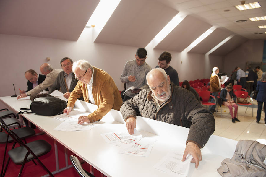 Los militantes del PSOE de Santander votan las propuestas de nombres para ser incluidas en las listas al Ayuntamiento, al Parlamento de Cantabria, al Congreso, al Senado y al Parlamento Europeo para las elecciones del 28 de abril y 26 de mayo.