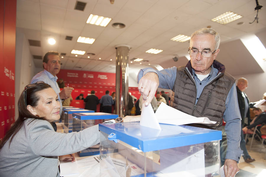 Los militantes del PSOE de Santander votan las propuestas de nombres para ser incluidas en las listas al Ayuntamiento, al Parlamento de Cantabria, al Congreso, al Senado y al Parlamento Europeo para las elecciones del 28 de abril y 26 de mayo.