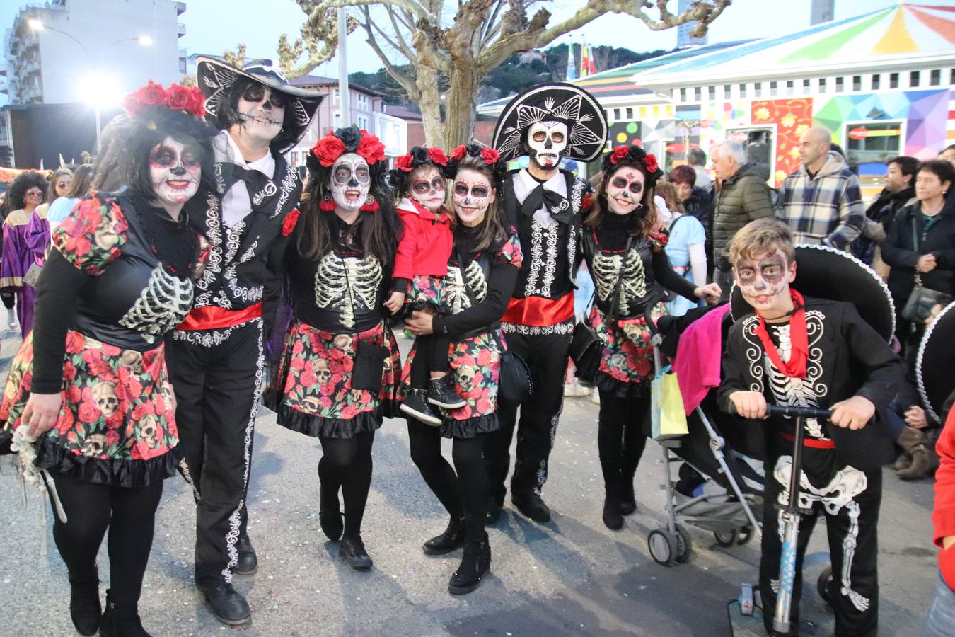 La villa pejina se vuelca con el carnaval.