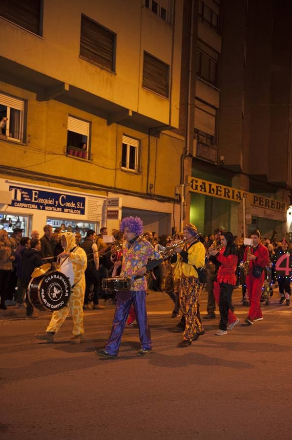 La capital del Besaya se llena de ambiente y color durante el carnaval.