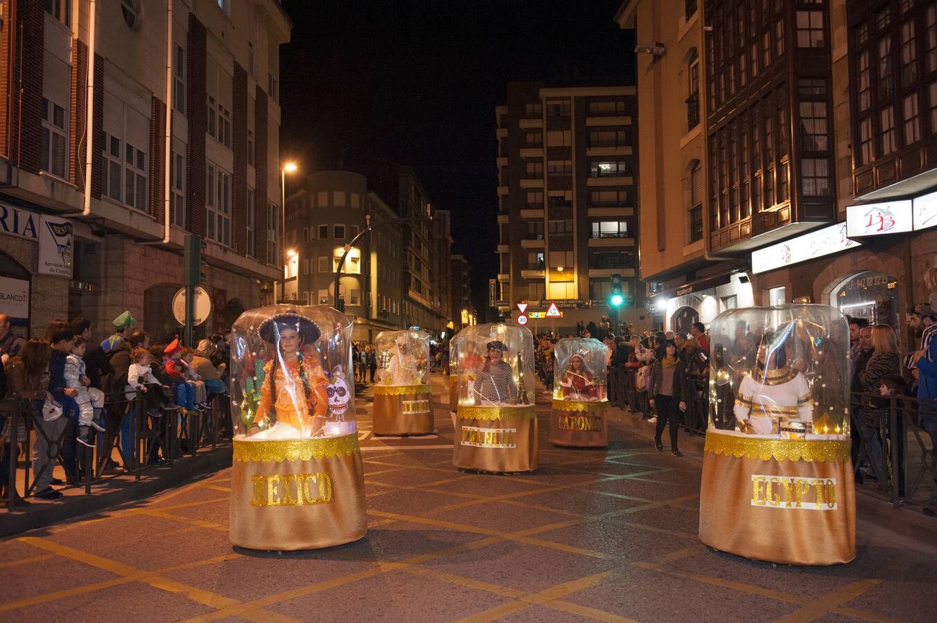 La capital del Besaya se llena de ambiente y color durante el carnaval.